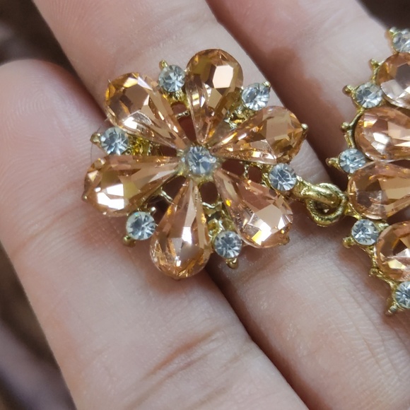 PEACH DANGLING EAR STUDS - Picture 5 of 8